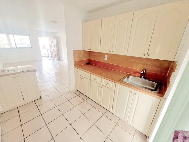 Building Photo - 2740 W 63rd St