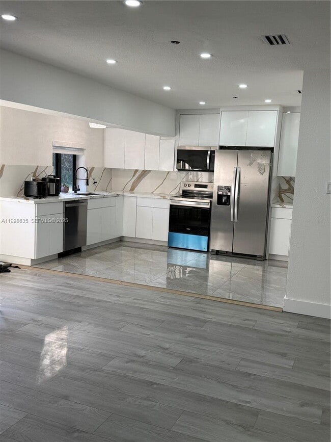 Building Photo - 1601 NE 158th St