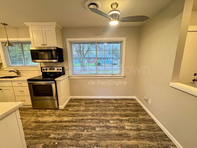 Building Photo - 435 SW Devon Ln