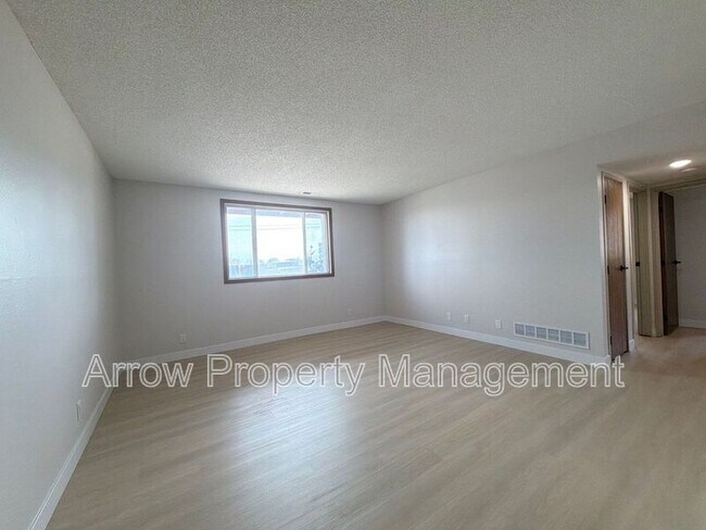 Building Photo - 535 W Saunders Ave