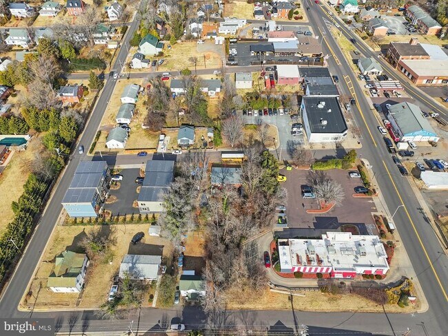 Building Photo - 139 Oak View St