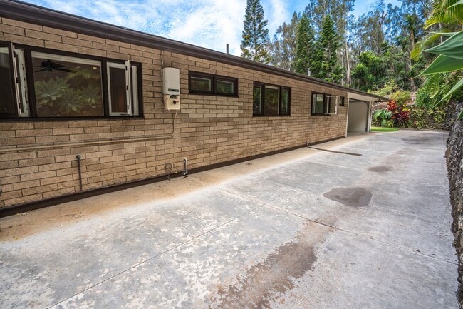 Building Photo - Beautiful Custom Built Home in Wailuku Heights, 2 Bed/3 Bath with Flex Room, Magnificent Ocean/Mo...