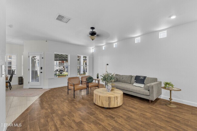 Building Photo - 2085 Paseo Del Prado Dr