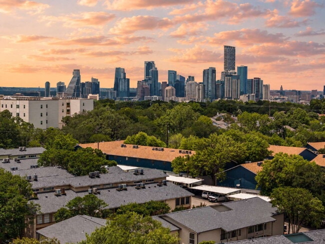 Building Photo - Clean & Bright Gated 1BR Near Downtown Austin