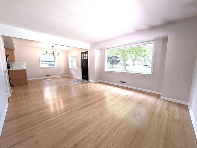 Building Photo - Gorgeous 3-bedroom single family home - Av...