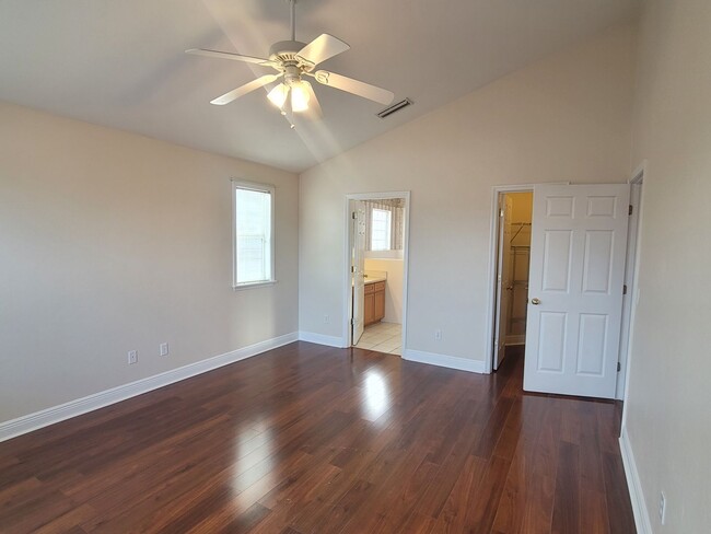Building Photo - MODERN 3/2 w/ Garage, Spa Tub, Wood Floors...