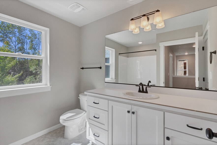 Bathroom (Upstairs) - 2057 Audubon Ave SE