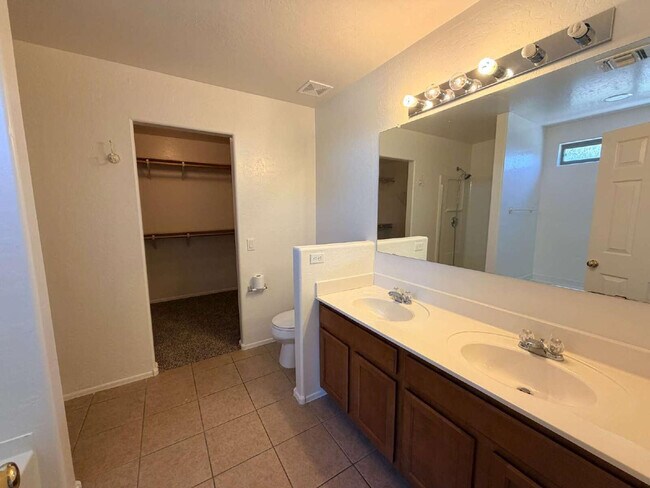 Building Photo - 2344 E Meadow Creek Way