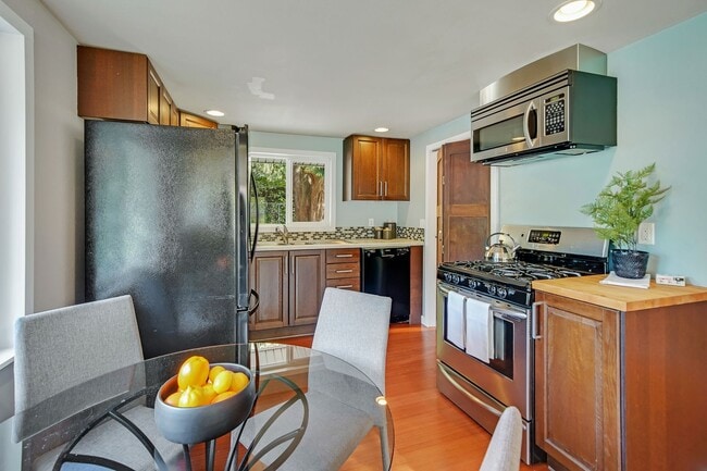 Building Photo - Nice 2 beds house in Maple Leaf within add...
