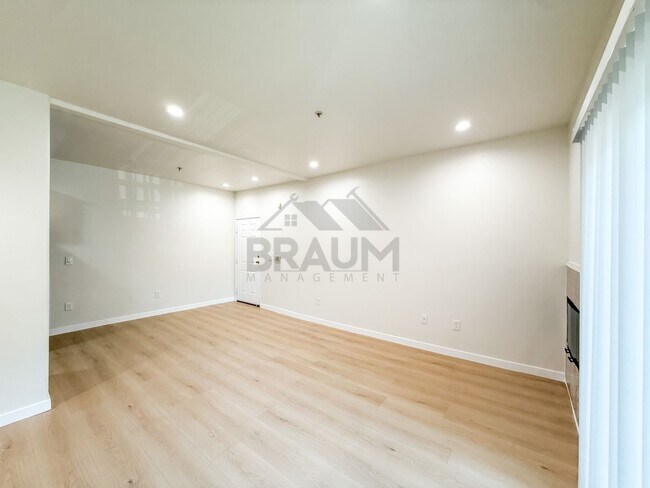 Building Photo - 10849 Fruitland Dr
