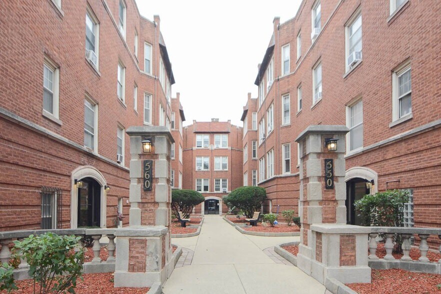 Primary Photo - 557 W Aldine Ave