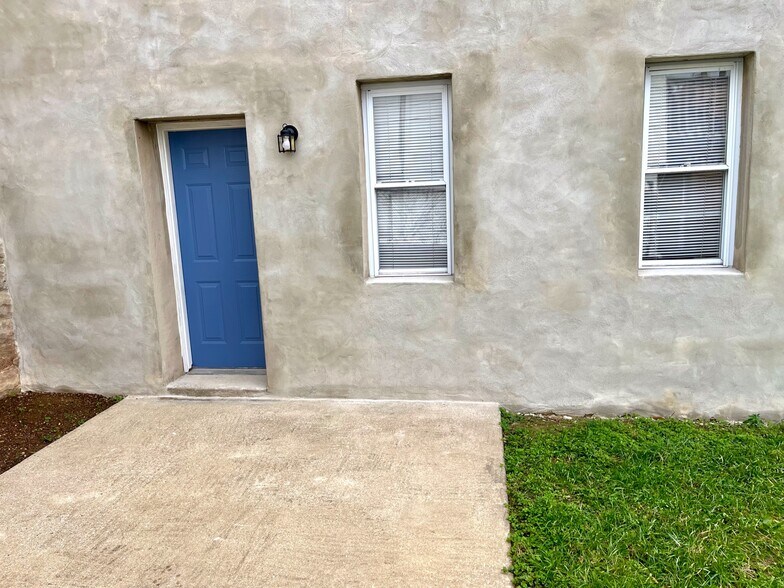 Building Photo - 1104 W 38th St