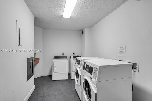 Building Photo - 3901 S Ocean Dr