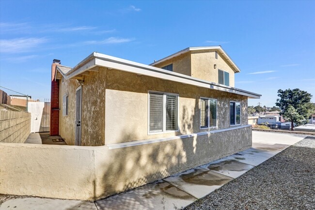 Building Photo - 2040 E 5th St