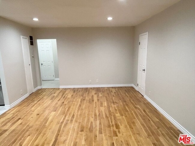 Building Photo - 2488 Beachwood Dr