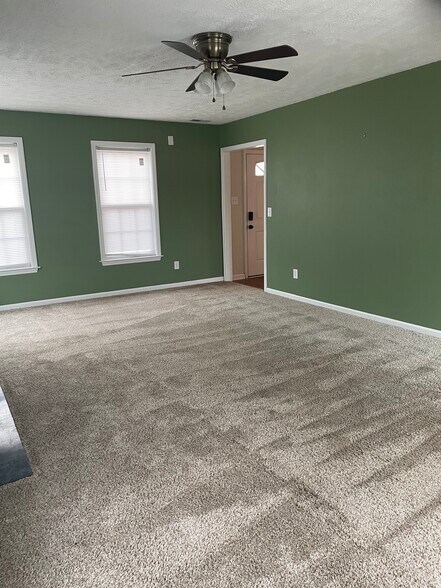 Building Photo - 122 Mosswood Dr