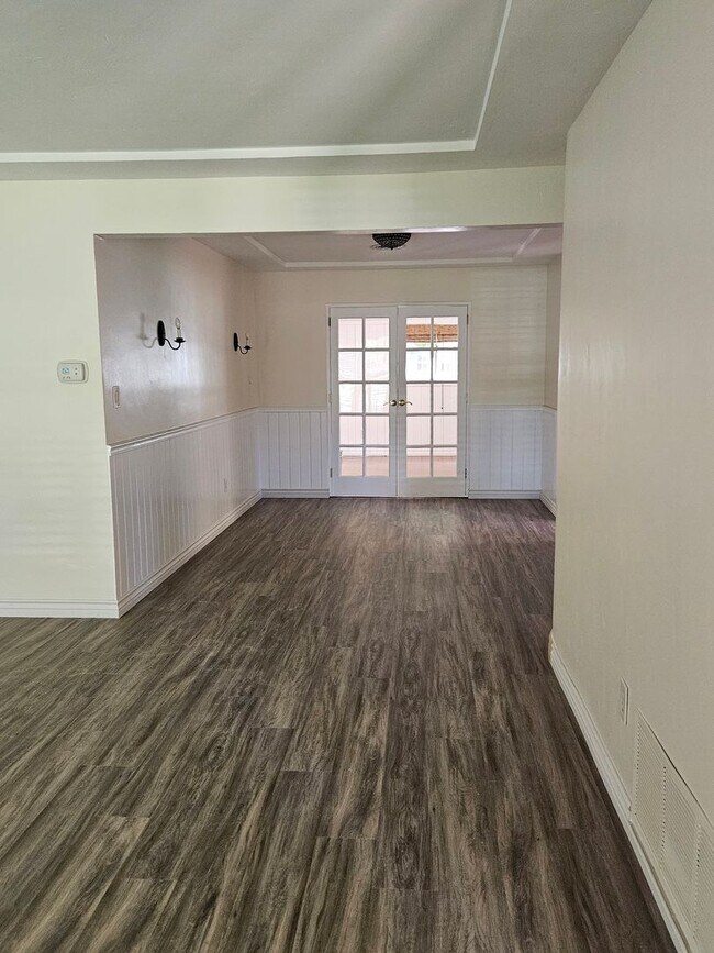 Building Photo - 140 G Ave
