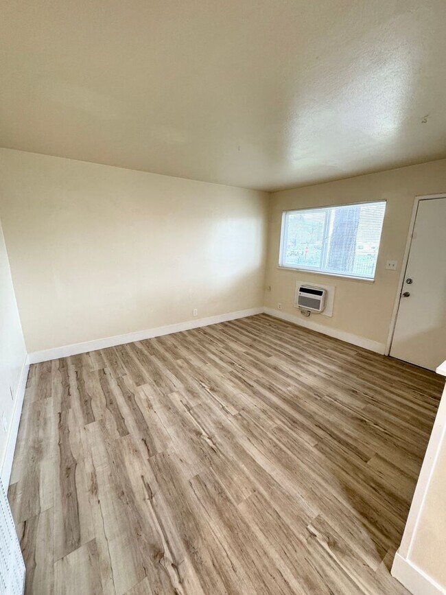 Building Photo - Move in incentive; One Bedroom One Bath Apartment with Patio and Small Yard SEE VIDEO