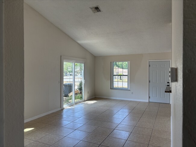 Building Photo - 28 Spring Loop Cir