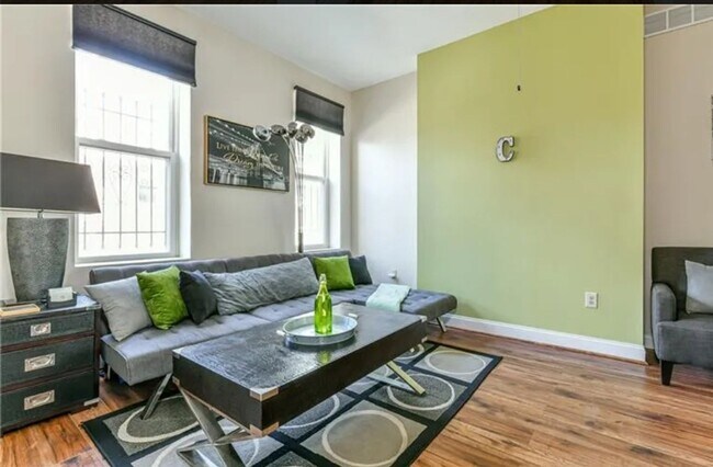 Building Photo - Gorgeous 3 bedroom townhome in Pittsburgh's Fineview Neighborhood