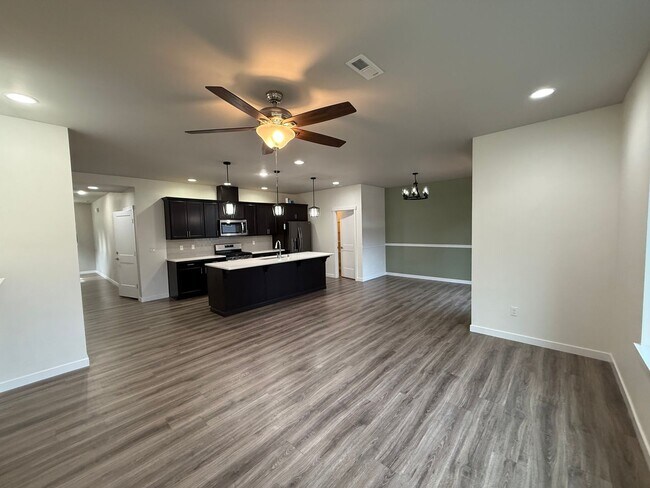 Building Photo - Home in Central Kitsap