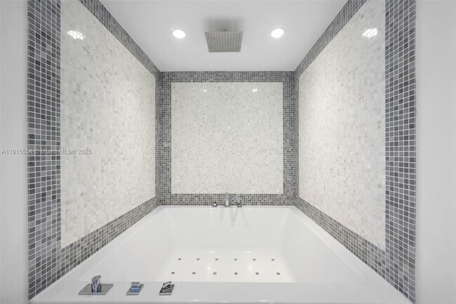 Building Photo - 200 Biscayne Blvd Way