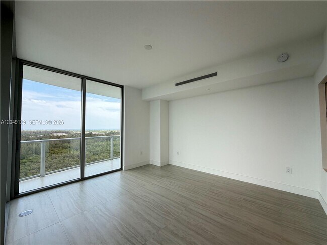 Building Photo - 2411 Laguna Cir