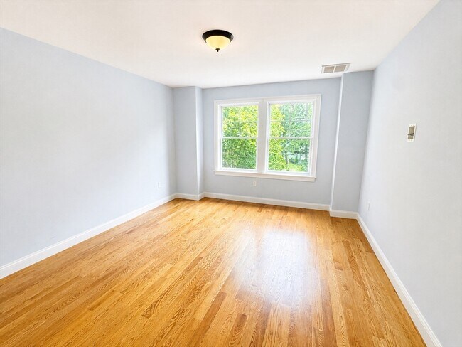 Building Photo - 122 Laconia St