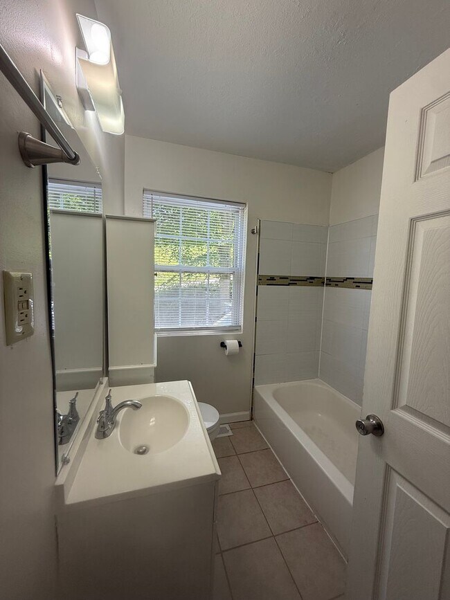 Building Photo - 3 Bedroom Single Family Home