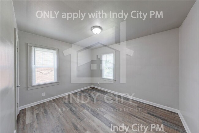 Building Photo - 1326 N Gladstone Ave