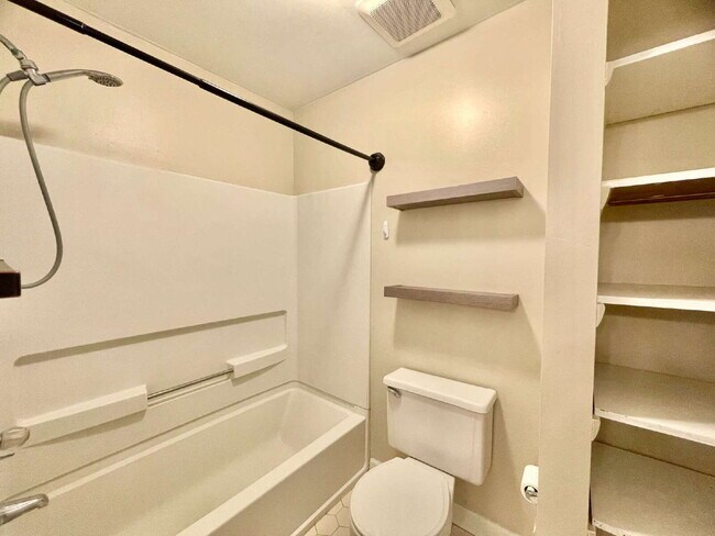 Building Photo - 3 Bed, 2 Bath Nest In Fayetteville