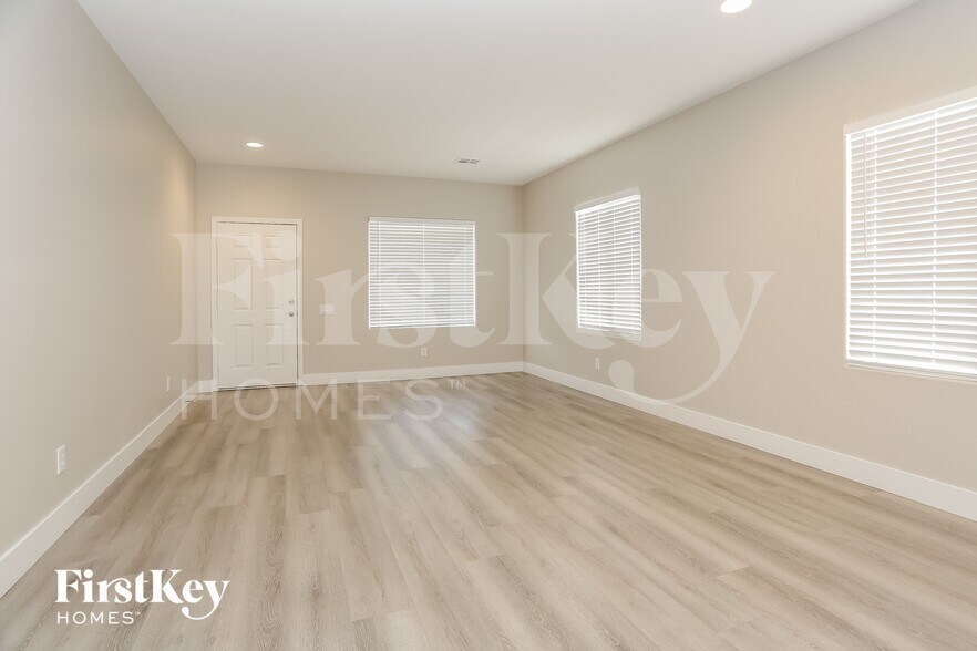 Building Photo - 6834 N Dovecote Ave