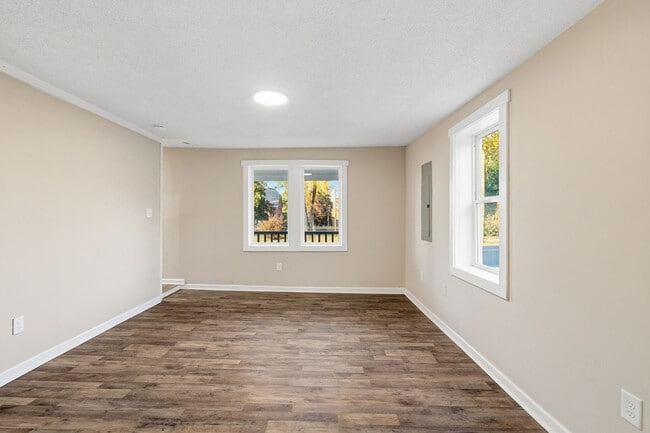 Building Photo - 1310 Oakwood Ave