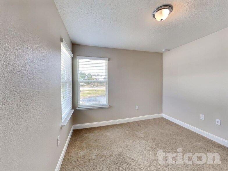 Building Photo - 195 Silver Creek Pl