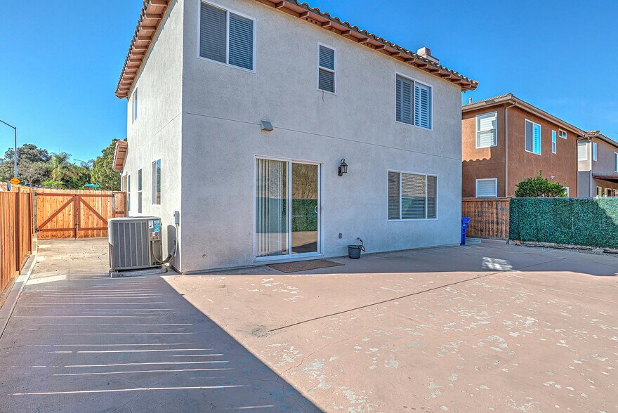 Building Photo - 725 Vista Santo Thomas