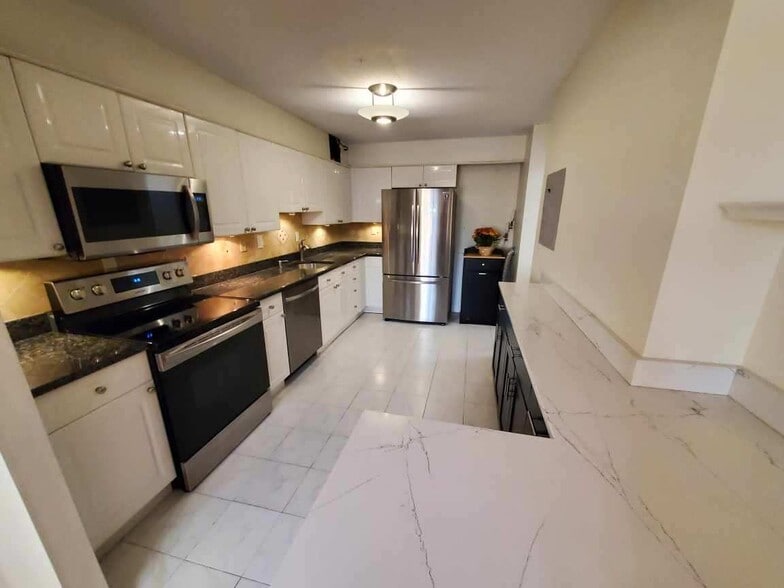 Kitchen - 203 Yoakum Pky