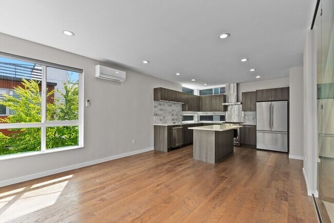Building Photo - Trendy West Seattle Townhome w/Air Conditi...