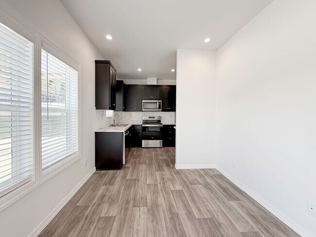 Building Photo - ~ AVAILABLE NOW ~ DUPLEX (LEFT)
