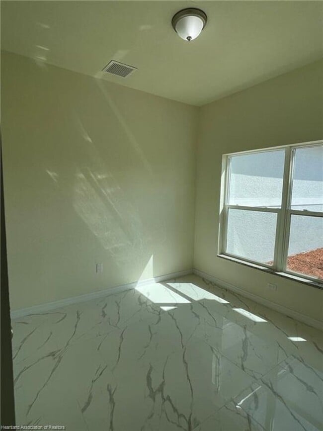 Building Photo - Large 4 Bedroom 2 bath-Lake Placid