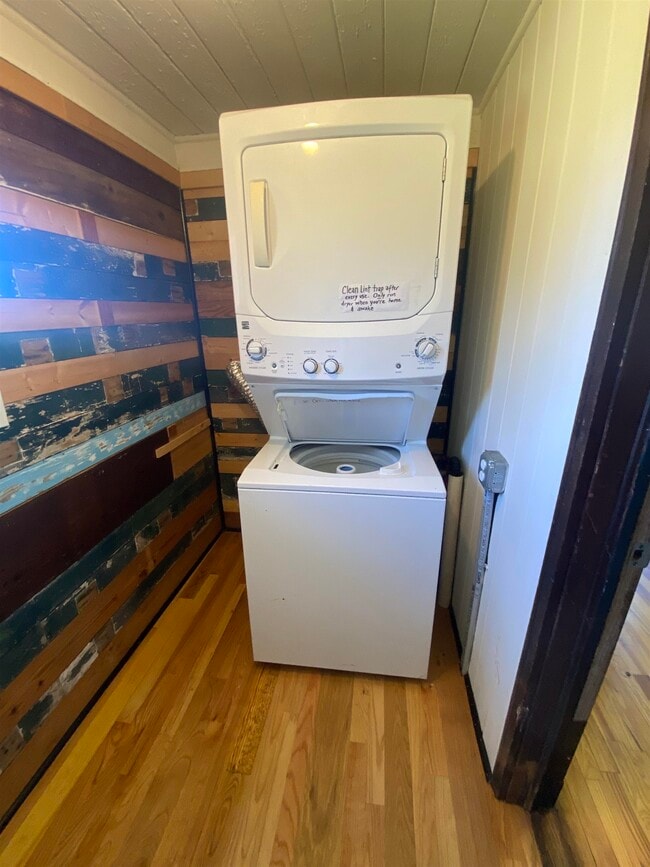 Building Photo - 1018 Central St