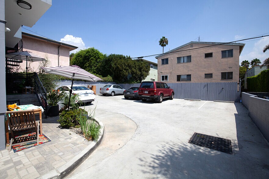 Building Photo - 1952 N Beachwood Dr
