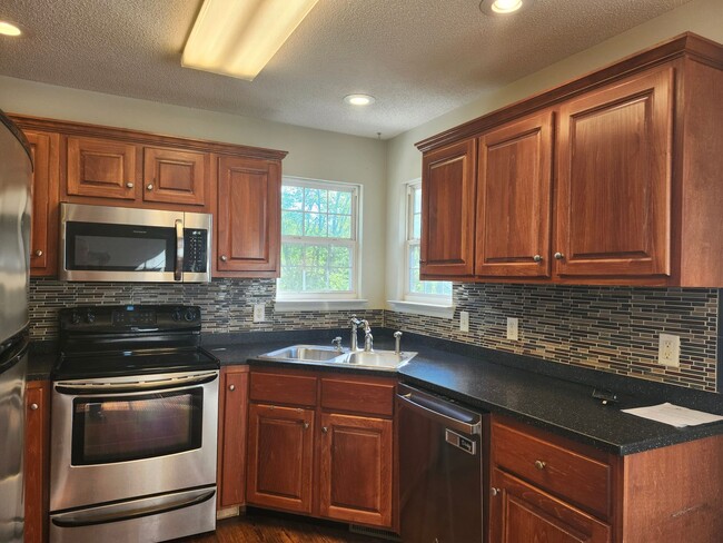 Building Photo - Spacious 4 Bedroom 3 bath in Hamilton on Hunter Subdivision