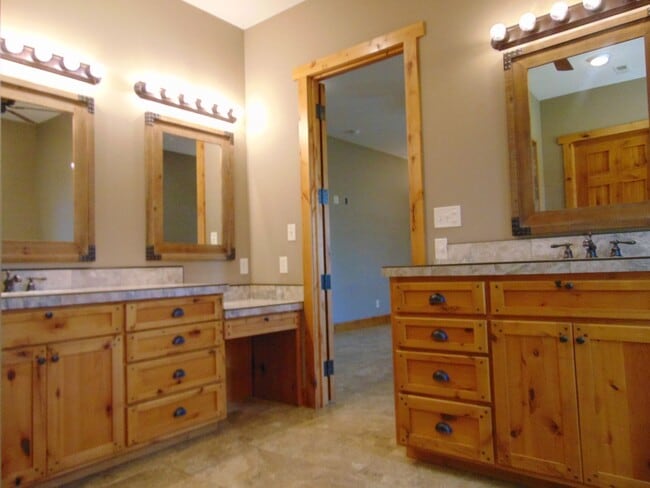 Building Photo - Majestic 3 Bed Mid MO Ranch!