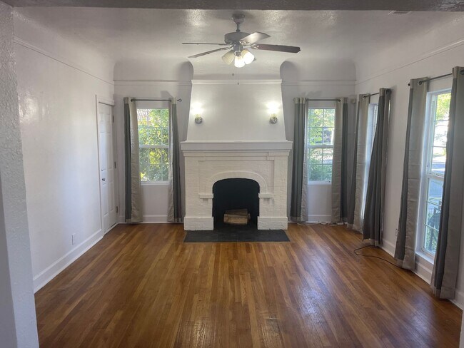 Building Photo - Cozy 2 bedroom bungalow home near UOP