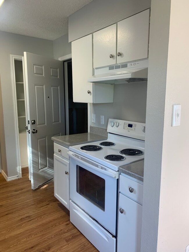 Building Photo - 3 bedroom 2 bath