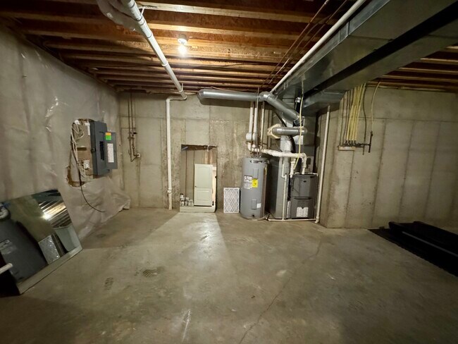 Building Photo - 512 S Grand Ave