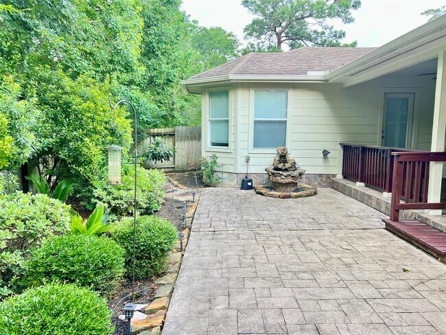 Building Photo - 42 W Foxbriar Forest Cir