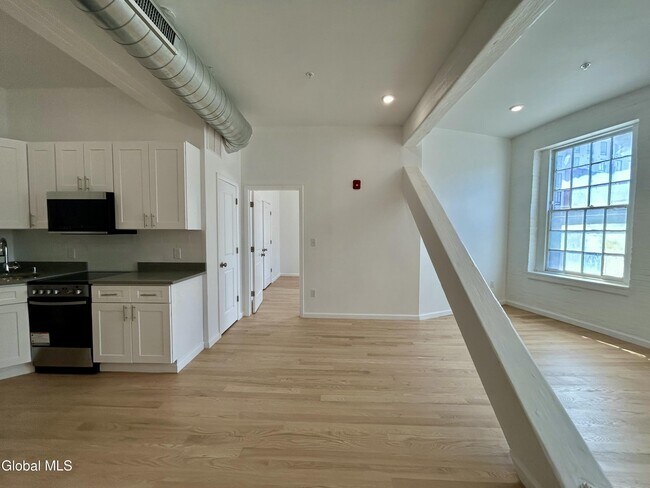 Building Photo - 155 River St