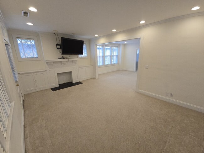 Building Photo - 621 W Princess Anne Rd