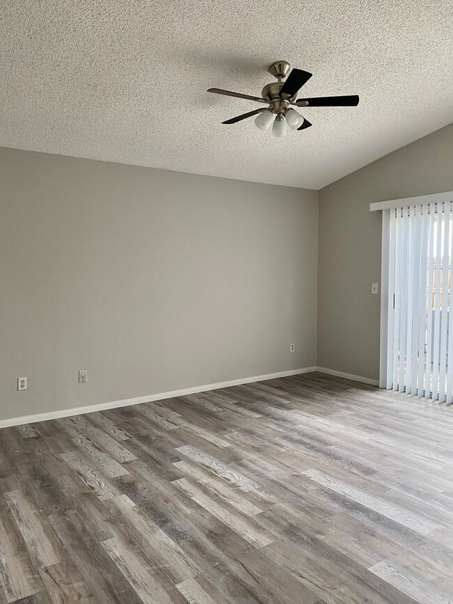 Building Photo - 3 bedroom 2 bath House in San Jacinto - Available now!